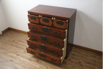 中古　岩谷堂箪笥　黒々とした金具が存在感を放つチェスト(引き出し、衣装箪笥、収納たんす、整理箪笥、和タンス)(R-066633)
