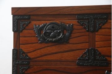 中古　岩谷堂箪笥　黒々とした金具が存在感を放つチェスト(引き出し、衣装箪笥、収納たんす、整理箪笥、和タンス)(R-066633)