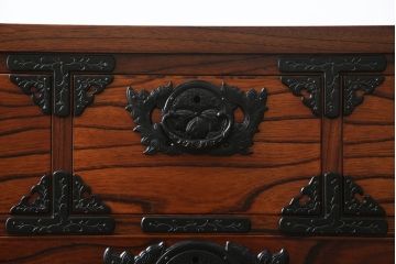 中古　岩谷堂箪笥　黒々とした金具が存在感を放つチェスト(引き出し、衣装箪笥、収納たんす、整理箪笥、和タンス)(R-066633)
