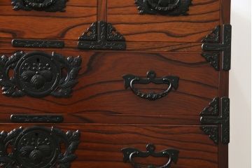 中古　岩谷堂箪笥　黒々とした金具が存在感を放つチェスト(引き出し、衣装箪笥、収納たんす、整理箪笥、和タンス)(R-066633)