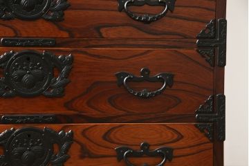 中古　岩谷堂箪笥　黒々とした金具が存在感を放つチェスト(引き出し、衣装箪笥、収納たんす、整理箪笥、和タンス)(R-066633)