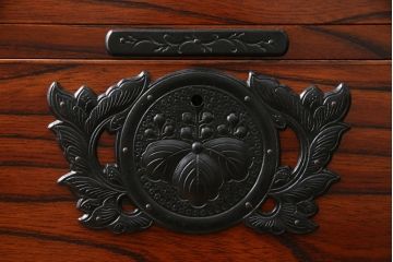 中古　岩谷堂箪笥　黒々とした金具が存在感を放つチェスト(引き出し、衣装箪笥、収納たんす、整理箪笥、和タンス)(R-066633)