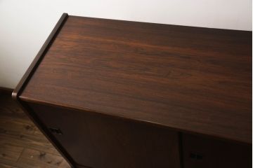 デンマークビンテージ　ローズウッド材　北欧スタイルのお部屋づくりにおすすめなサイドボード(収納棚、戸棚、サイドキャビネット、ヴィンテージ)(R-066638)