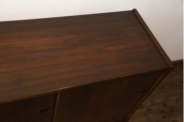 デンマークビンテージ　ローズウッド材　北欧スタイルのお部屋づくりにおすすめなサイドボード(収納棚、戸棚、サイドキャビネット、ヴィンテージ)(R-066638)