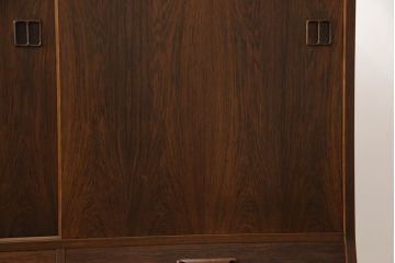 デンマークビンテージ　ローズウッド材　北欧スタイルのお部屋づくりにおすすめなサイドボード(収納棚、戸棚、サイドキャビネット、ヴィンテージ)(R-066638)