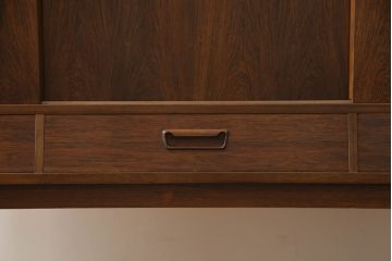 デンマークビンテージ　ローズウッド材　北欧スタイルのお部屋づくりにおすすめなサイドボード(収納棚、戸棚、サイドキャビネット、ヴィンテージ)(R-066638)