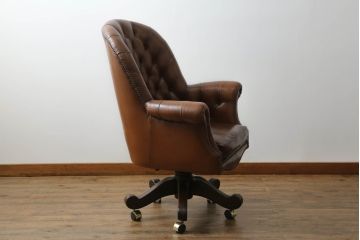 イギリスビンテージ　高級品!!　チェスターフィールド　本革(レザー)　クラシカルな佇まいが魅力のデスクチェア(回転チェア、回転イス、回転椅子、ドクターチェア、オフィスチェア、アームチェア、ヴィンテージ、英国)(R-066641)