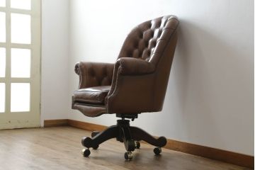 イギリスビンテージ　高級品!!　チェスターフィールド　本革(レザー)　クラシカルな佇まいが魅力のデスクチェア(回転チェア、回転イス、回転椅子、ドクターチェア、オフィスチェア、アームチェア、ヴィンテージ、英国)(R-066641)