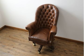 イギリスビンテージ　高級品!!　チェスターフィールド　本革(レザー)　クラシカルな佇まいが魅力のデスクチェア(回転チェア、回転イス、回転椅子、ドクターチェア、オフィスチェア、アームチェア、ヴィンテージ、英国)(R-066641)