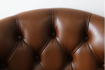 イギリスビンテージ　高級品!!　チェスターフィールド　本革(レザー)　クラシカルな佇まいが魅力のデスクチェア(回転チェア、回転イス、回転椅子、ドクターチェア、オフィスチェア、アームチェア、ヴィンテージ、英国)(R-066641)