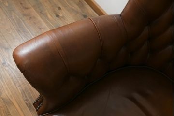 イギリスビンテージ　高級品!!　チェスターフィールド　本革(レザー)　クラシカルな佇まいが魅力のデスクチェア(回転チェア、回転イス、回転椅子、ドクターチェア、オフィスチェア、アームチェア、ヴィンテージ、英国)(R-066641)