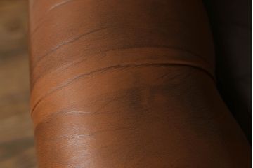 イギリスビンテージ　高級品!!　チェスターフィールド　本革(レザー)　クラシカルな佇まいが魅力のデスクチェア(回転チェア、回転イス、回転椅子、ドクターチェア、オフィスチェア、アームチェア、ヴィンテージ、英国)(R-066641)