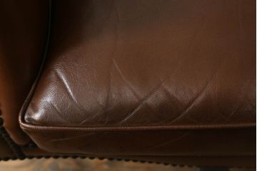 イギリスビンテージ　高級品!!　チェスターフィールド　本革(レザー)　クラシカルな佇まいが魅力のデスクチェア(回転チェア、回転イス、回転椅子、ドクターチェア、オフィスチェア、アームチェア、ヴィンテージ、英国)(R-066641)
