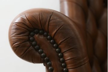 イギリスビンテージ　高級品!!　チェスターフィールド　本革(レザー)　クラシカルな佇まいが魅力のデスクチェア(回転チェア、回転イス、回転椅子、ドクターチェア、オフィスチェア、アームチェア、ヴィンテージ、英国)(R-066641)
