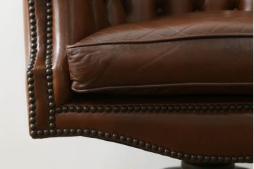 イギリスビンテージ　高級品!!　チェスターフィールド　本革(レザー)　クラシカルな佇まいが魅力のデスクチェア(回転チェア、回転イス、回転椅子、ドクターチェア、オフィスチェア、アームチェア、ヴィンテージ、英国)(R-066641)
