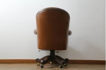イギリスビンテージ　高級品!!　チェスターフィールド　本革(レザー)　クラシカルな佇まいが魅力のデスクチェア(回転チェア、回転イス、回転椅子、ドクターチェア、オフィスチェア、アームチェア、ヴィンテージ、英国)(R-066641)