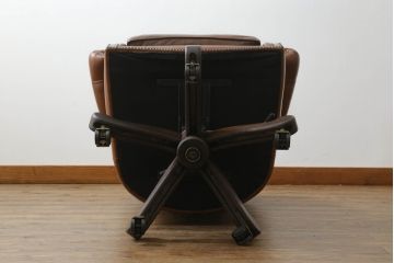 イギリスビンテージ　高級品!!　チェスターフィールド　本革(レザー)　クラシカルな佇まいが魅力のデスクチェア(回転チェア、回転イス、回転椅子、ドクターチェア、オフィスチェア、アームチェア、ヴィンテージ、英国)(R-066641)