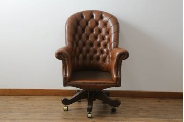 イギリスビンテージ　高級品!!　チェスターフィールド　本革(レザー)　クラシカルな佇まいが魅力のデスクチェア(回転チェア、回転イス、回転椅子、ドクターチェア、オフィスチェア、アームチェア、ヴィンテージ、英国)(R-066641)