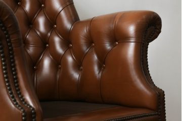 イギリスビンテージ　高級品!!　チェスターフィールド　本革(レザー)　クラシカルな佇まいが魅力のデスクチェア(回転チェア、回転イス、回転椅子、ドクターチェア、オフィスチェア、アームチェア、ヴィンテージ、英国)(R-066641)