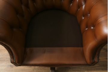 イギリスビンテージ　高級品!!　チェスターフィールド　本革(レザー)　クラシカルな佇まいが魅力のデスクチェア(回転チェア、回転イス、回転椅子、ドクターチェア、オフィスチェア、アームチェア、ヴィンテージ、英国)(R-066641)
