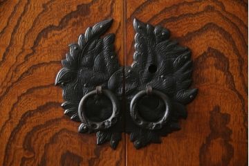 和製ビンテージ　岩谷堂箪笥　立派な黒金具が目を惹く立長箪笥(縦型チェスト、収納タンス、引き出し、サイドチェスト、ハイチェスト、ヴィンテージ)(R-066643)