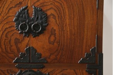 和製ビンテージ　岩谷堂箪笥　立派な黒金具が目を惹く立長箪笥(縦型チェスト、収納タンス、引き出し、サイドチェスト、ハイチェスト、ヴィンテージ)(R-066643)