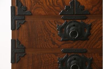 和製ビンテージ　岩谷堂箪笥　立派な黒金具が目を惹く立長箪笥(縦型チェスト、収納タンス、引き出し、サイドチェスト、ハイチェスト、ヴィンテージ)(R-066643)