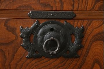 和製ビンテージ　岩谷堂箪笥　立派な黒金具が目を惹く立長箪笥(縦型チェスト、収納タンス、引き出し、サイドチェスト、ハイチェスト、ヴィンテージ)(R-066643)