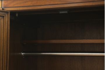 中古　DREXEL HERITAGE(ドレクセルヘリテイジ)　FRANCESCA(フランチェスカ)　品のある佇まいと美しい杢目に目を奪われるワードローブ(洋服タンス、収納棚、キャビネット)(R-066645)