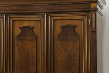 中古　DREXEL HERITAGE(ドレクセルヘリテイジ)　FRANCESCA(フランチェスカ)　品のある佇まいと美しい杢目に目を奪われるワードローブ(洋服タンス、収納棚、キャビネット)(R-066645)