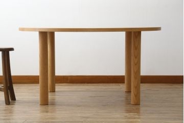 中古　短期展示美品　ヤクモ家具製作所　ラウンドテーブル(Type A)　オーク材　ナチュラルな風合いが優しい印象のダイニングテーブル(2人掛け、4人掛け、食卓、丸テーブル、店舗什器)(R-066650)