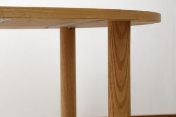 中古　短期展示美品　ヤクモ家具製作所　ラウンドテーブル(Type A)　オーク材　ナチュラルな風合いが優しい印象のダイニングテーブル(2人掛け、4人掛け、食卓、丸テーブル、店舗什器)(R-066650)