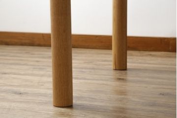 中古　短期展示美品　ヤクモ家具製作所　ラウンドテーブル(Type A)　オーク材　ナチュラルな風合いが優しい印象のダイニングテーブル(2人掛け、4人掛け、食卓、丸テーブル、店舗什器)(R-066650)