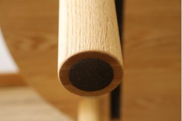 中古　短期展示美品　ヤクモ家具製作所　ラウンドテーブル(Type A)　オーク材　ナチュラルな風合いが優しい印象のダイニングテーブル(2人掛け、4人掛け、食卓、丸テーブル、店舗什器)(R-066650)