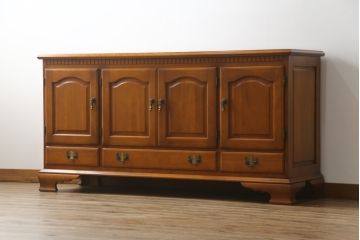 中古　横浜ダニエル(daniel)　アーリーアメリカン　A-205　クラシカルな佇まいが目を引くサイドボード(サイドキャビネット、リビングボード、収納棚、戸棚)(定価約70万円)(R-066652)