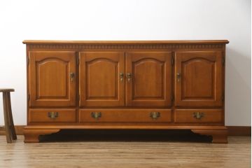 中古　横浜ダニエル(daniel)　アーリーアメリカン　A-205　クラシカルな佇まいが目を引くサイドボード(サイドキャビネット、リビングボード、収納棚、戸棚)(定価約70万円)(R-066652)