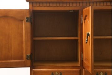 中古　横浜ダニエル(daniel)　アーリーアメリカン　A-205　クラシカルな佇まいが目を引くサイドボード(サイドキャビネット、リビングボード、収納棚、戸棚)(定価約70万円)(R-066652)