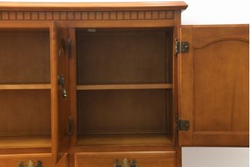 中古　横浜ダニエル(daniel)　アーリーアメリカン　A-205　クラシカルな佇まいが目を引くサイドボード(サイドキャビネット、リビングボード、収納棚、戸棚)(定価約70万円)(R-066652)