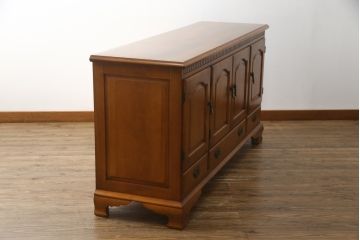 中古　横浜ダニエル(daniel)　アーリーアメリカン　A-205　クラシカルな佇まいが目を引くサイドボード(サイドキャビネット、リビングボード、収納棚、戸棚)(定価約70万円)(R-066652)