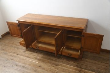 中古　横浜ダニエル(daniel)　アーリーアメリカン　A-205　クラシカルな佇まいが目を引くサイドボード(サイドキャビネット、リビングボード、収納棚、戸棚)(定価約70万円)(R-066652)