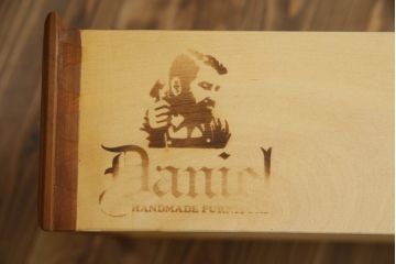 中古　横浜ダニエル(daniel)　アーリーアメリカン　A-205　クラシカルな佇まいが目を引くサイドボード(サイドキャビネット、リビングボード、収納棚、戸棚)(定価約70万円)(R-066652)