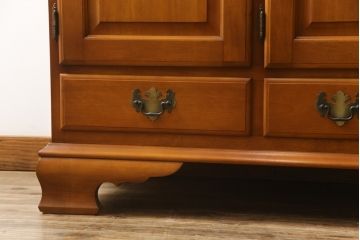 中古　横浜ダニエル(daniel)　アーリーアメリカン　A-205　クラシカルな佇まいが目を引くサイドボード(サイドキャビネット、リビングボード、収納棚、戸棚)(定価約70万円)(R-066652)