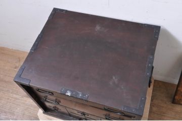 和製アンティーク　三方欅(ケヤキ)材　味わい深い色合いが魅力の閂(かんぬき)付き小箪笥(帳箱、引き出し、船箪笥、舟箪笥、帳場箪笥、小物収納、卓上収納、収納タンス、時代箪笥)(R-066655)