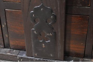 和製アンティーク　三方欅(ケヤキ)材　味わい深い色合いが魅力の閂(かんぬき)付き小箪笥(帳箱、引き出し、船箪笥、舟箪笥、帳場箪笥、小物収納、卓上収納、収納タンス、時代箪笥)(R-066655)