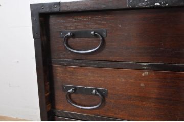 和製アンティーク　三方欅(ケヤキ)材　味わい深い色合いが魅力の閂(かんぬき)付き小箪笥(帳箱、引き出し、船箪笥、舟箪笥、帳場箪笥、小物収納、卓上収納、収納タンス、時代箪笥)(R-066655)