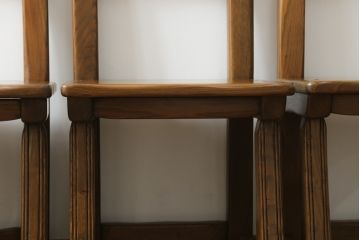 中古　IDC大塚家具　オランダ高級輸入家具　オーク材　木の温もり溢れる色合いが魅力のダイニングチェア4脚セット(椅子、イス、板座チェア)(定価4脚で約30万円)(R-066657)