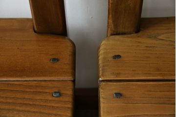 中古　IDC大塚家具　オランダ高級輸入家具　オーク材　木の温もり溢れる色合いが魅力のダイニングチェア2脚セット(椅子、イス、板座チェア、バラ売り可能)(定価2脚で約15万円)(R-066658)