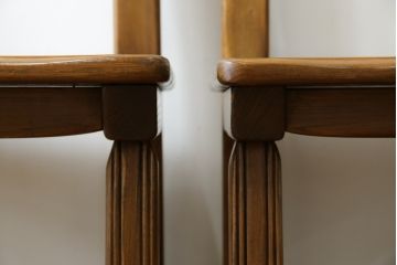 中古　IDC大塚家具　オランダ高級輸入家具　オーク材　木の温もり溢れる色合いが魅力のダイニングチェア2脚セット(椅子、イス、板座チェア、バラ売り可能)(定価2脚で約15万円)(R-066658)
