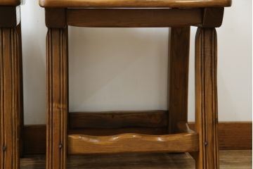 中古　IDC大塚家具　オランダ高級輸入家具　オーク材　木の温もり溢れる色合いが魅力のダイニングチェア2脚セット(椅子、イス、板座チェア、バラ売り可能)(定価2脚で約15万円)(R-066658)