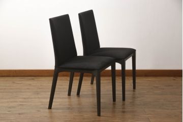 中古　短期展示品　極美品　Cassinaixc.(カッシーナイクスシー)　IXC. R&D(イクスシー.R&D)　LINE(ライン)　ウルトラスエード(ULTRASUEDE)　Eランク　シンプルで上品な佇まいが魅力のダイニングチェア2脚セット(椅子、イス、アームレスチェア、店舗什器)(定価2脚で約15万4千円)(R-066666)